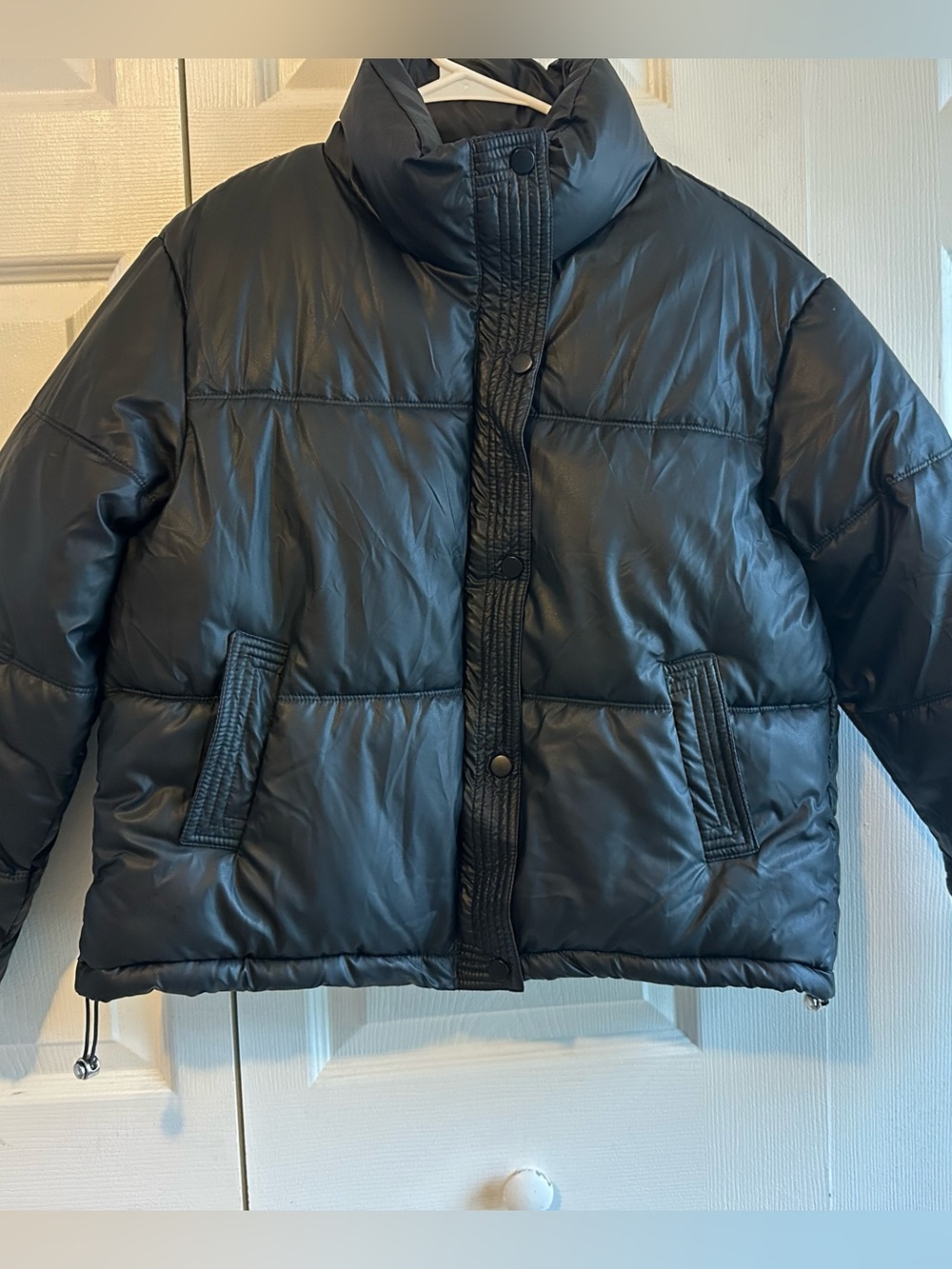 Express Cropped Black Puffer Jacket with High Collar and Adjustable Waist String